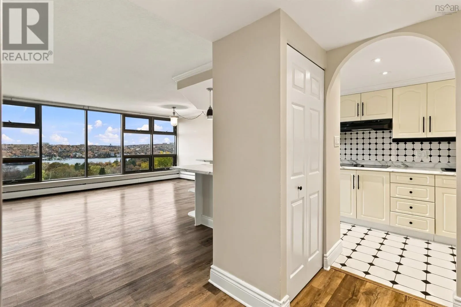 806 6369 Coburg Road