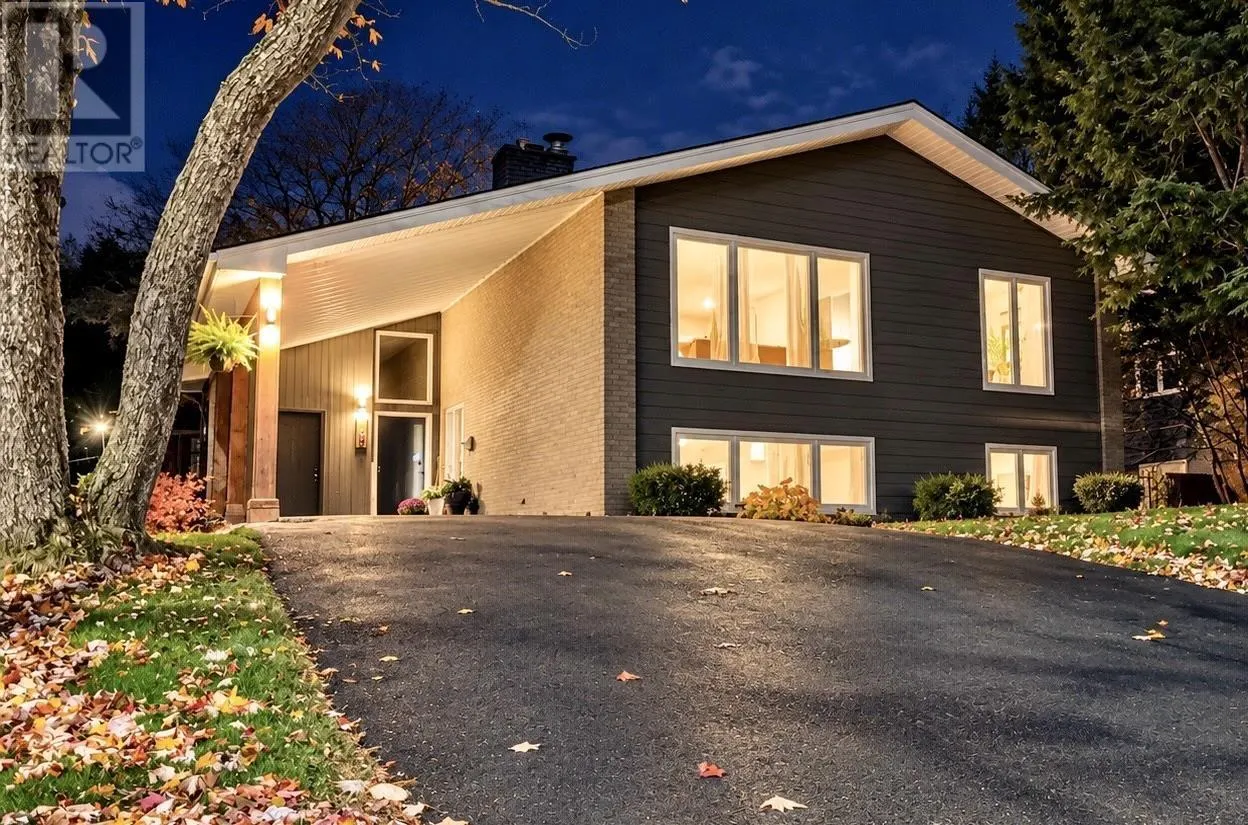 101 Deepwood Crescent