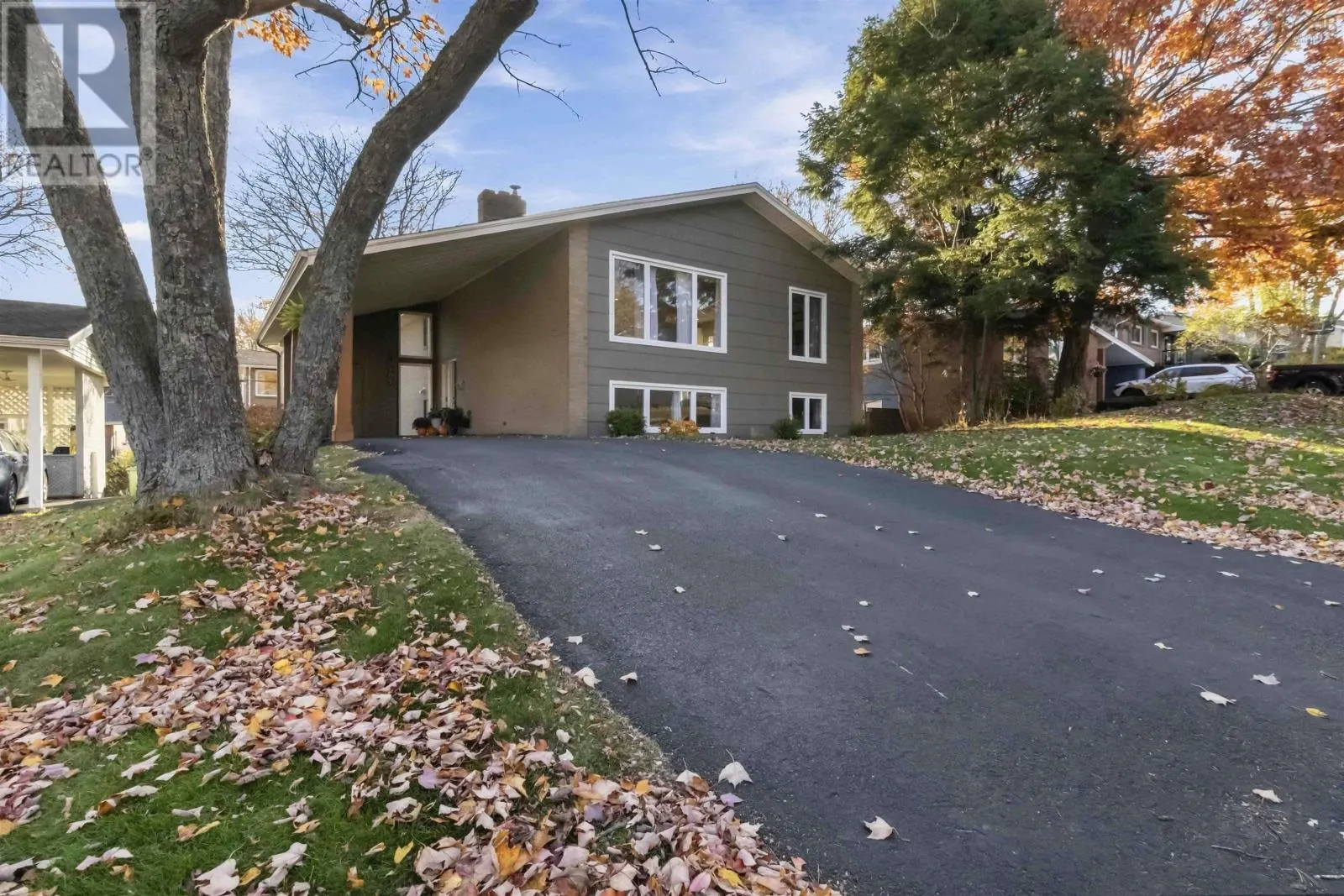 101 Deepwood Crescent