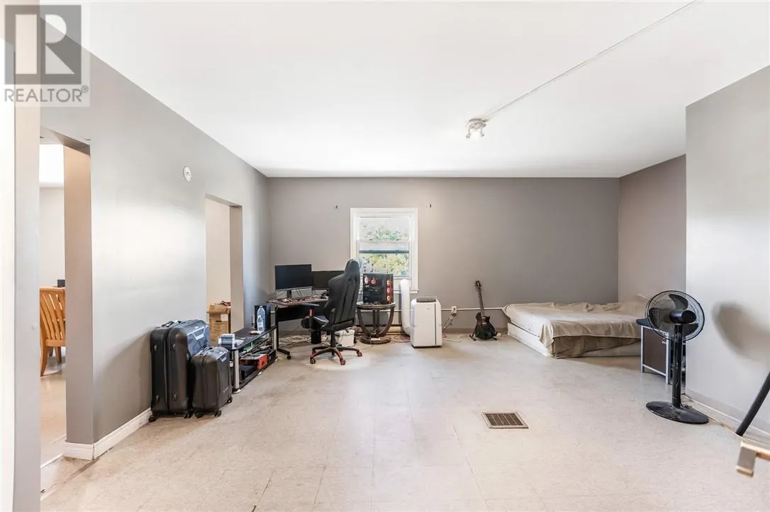 402 Frood Road