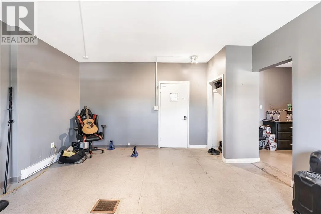 402 Frood Road