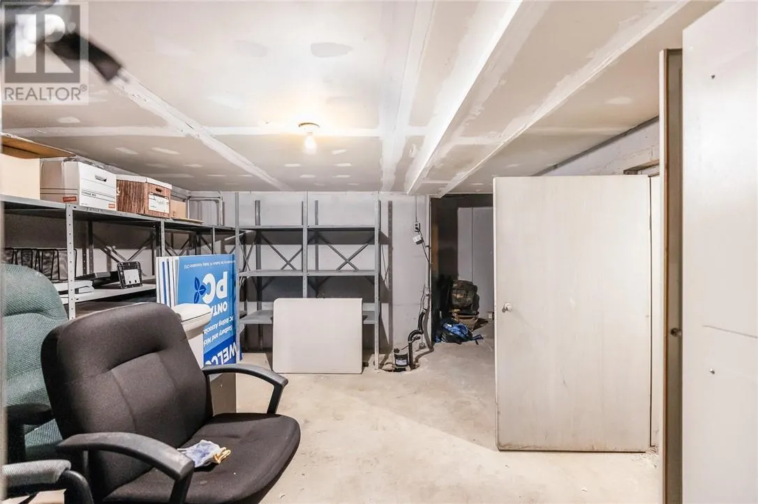 402 Frood Road