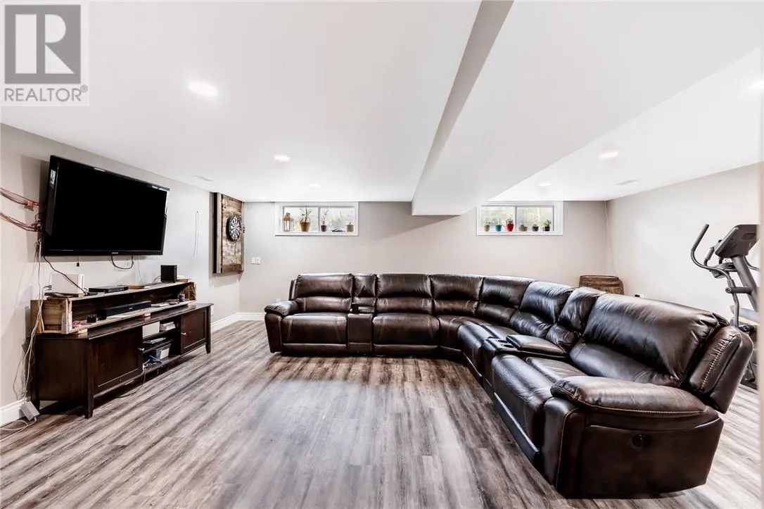 587 Beatrice Crescent