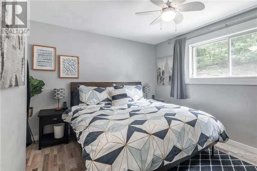 1135 Lonsdale