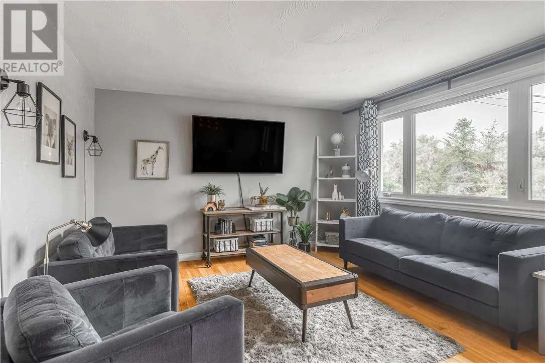 1135 Lonsdale