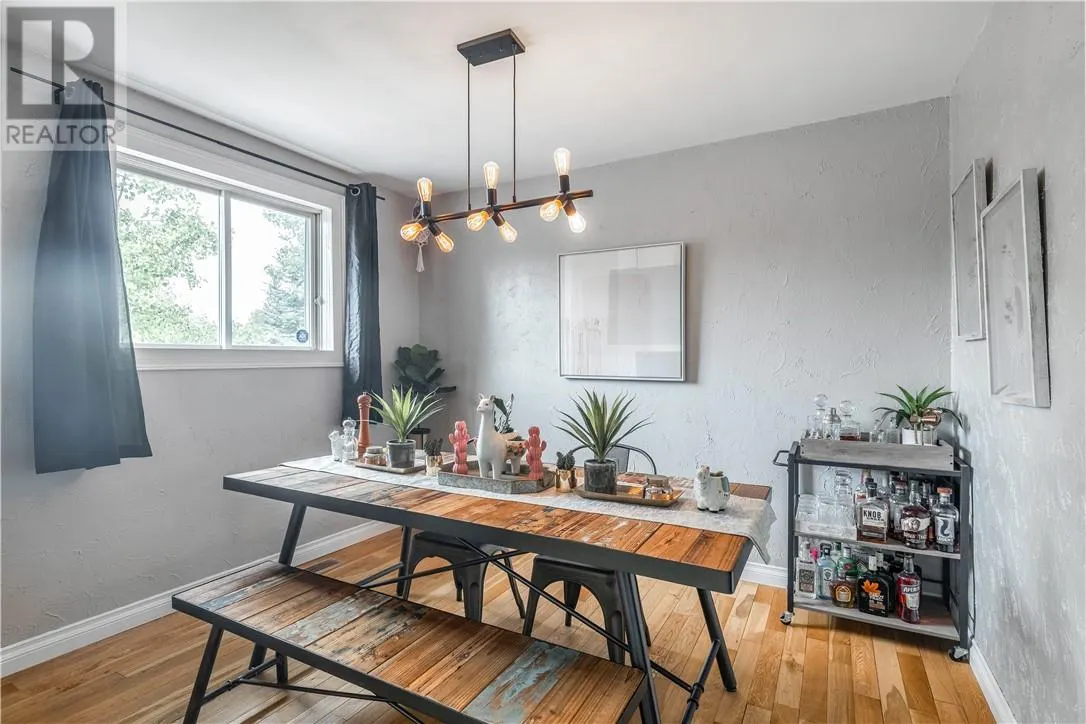 1135 Lonsdale