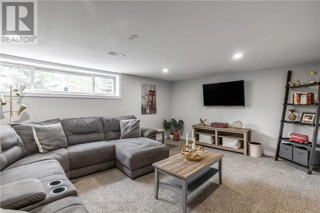 1135 Lonsdale