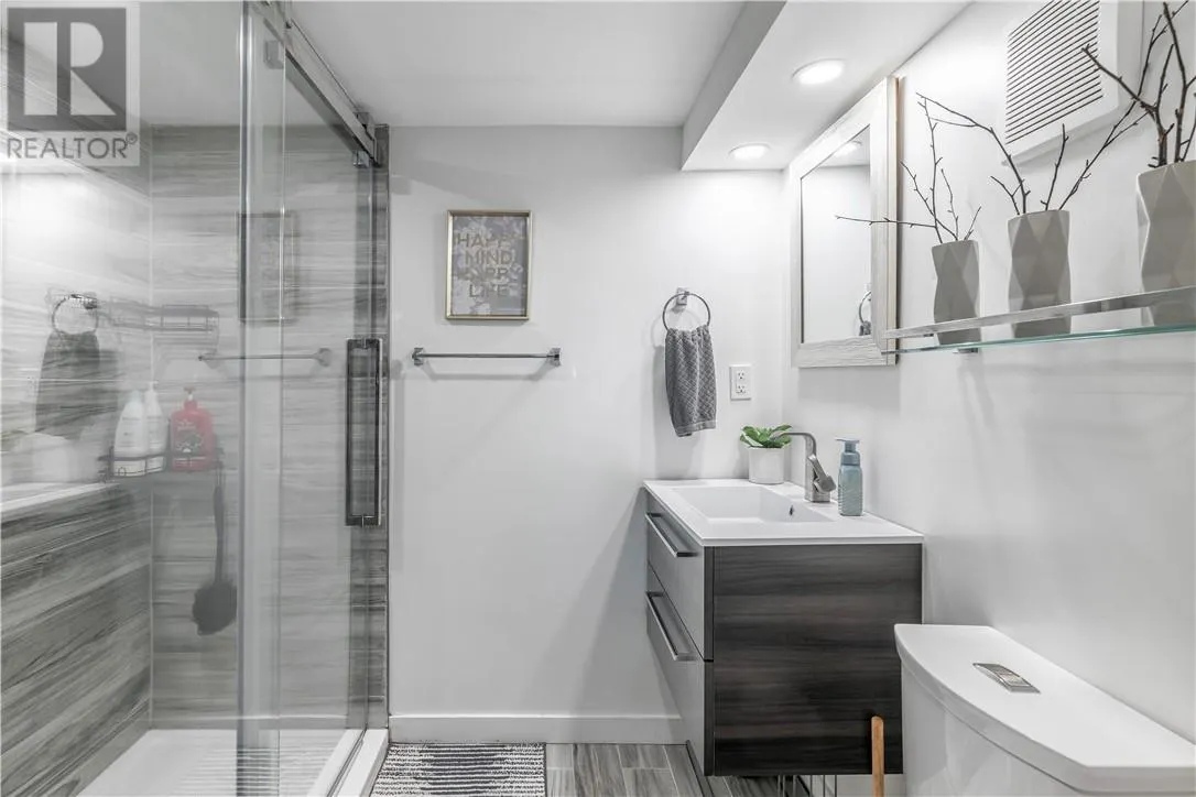 1135 Lonsdale