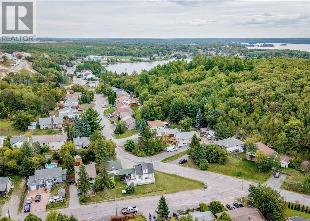 1135 Lonsdale
