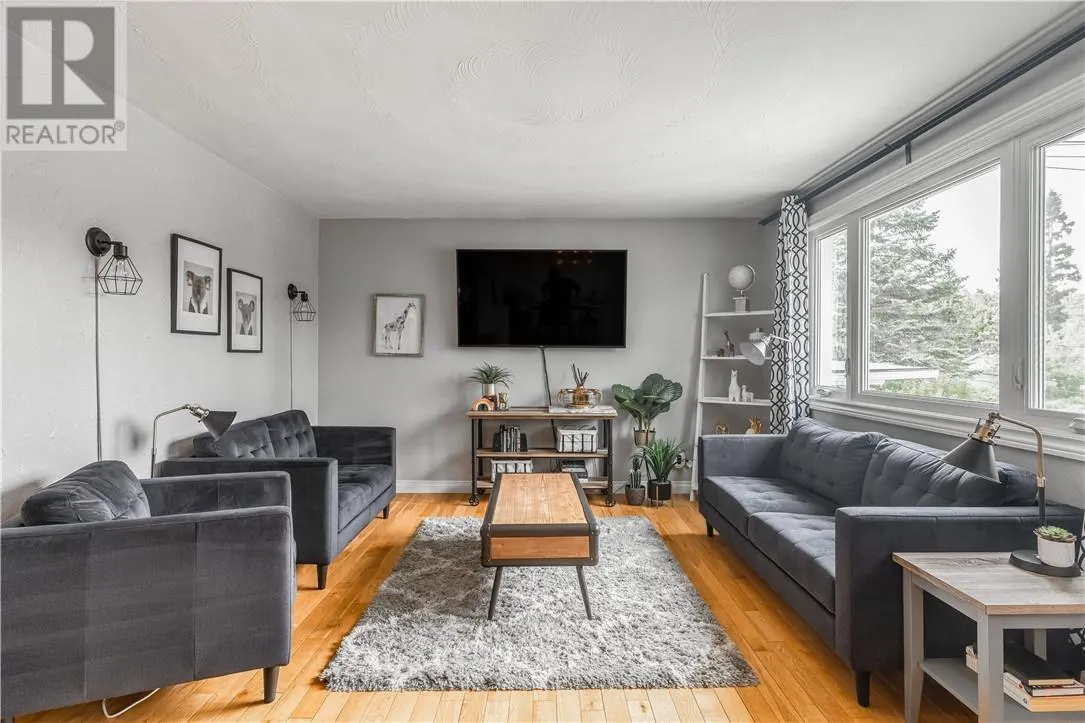 1135 Lonsdale