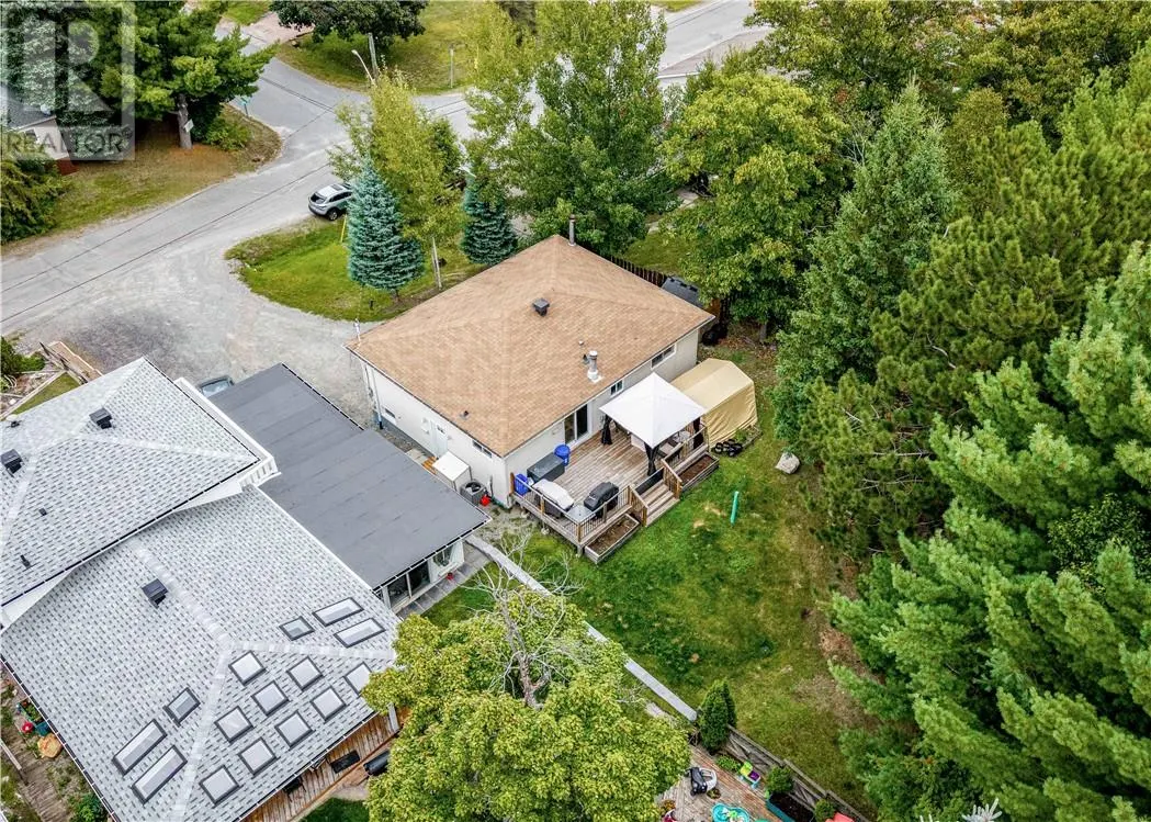 1135 Lonsdale