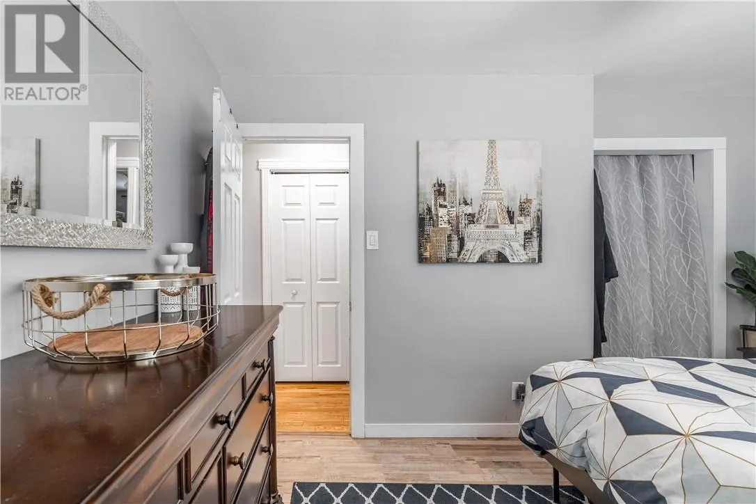 1135 Lonsdale