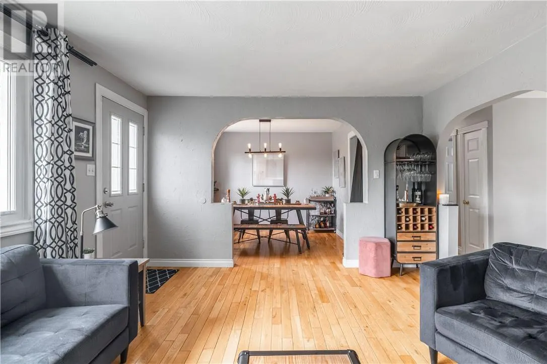 1135 Lonsdale