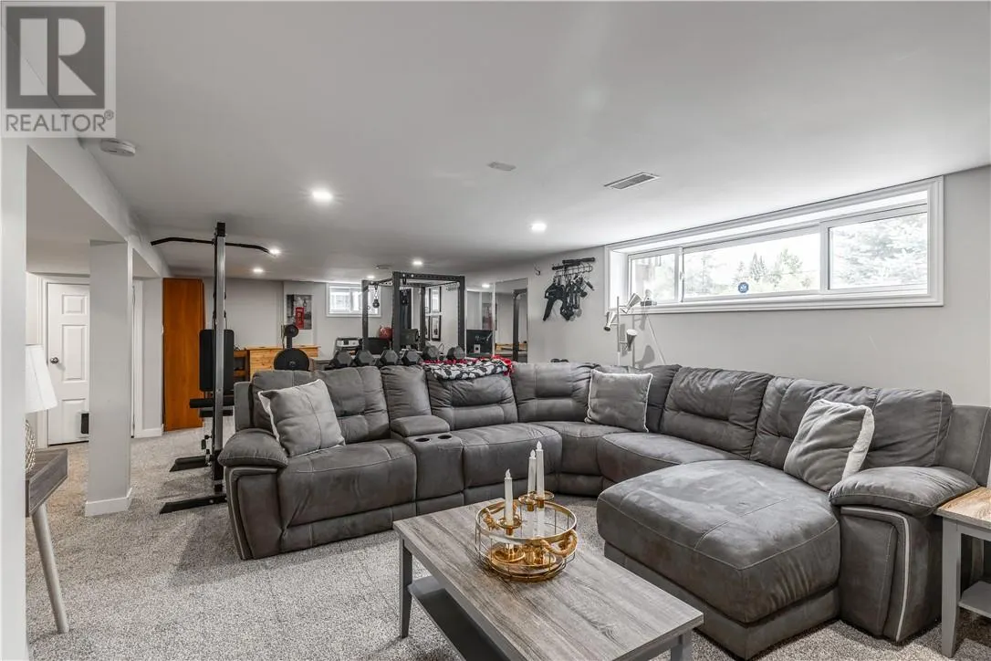 1135 Lonsdale