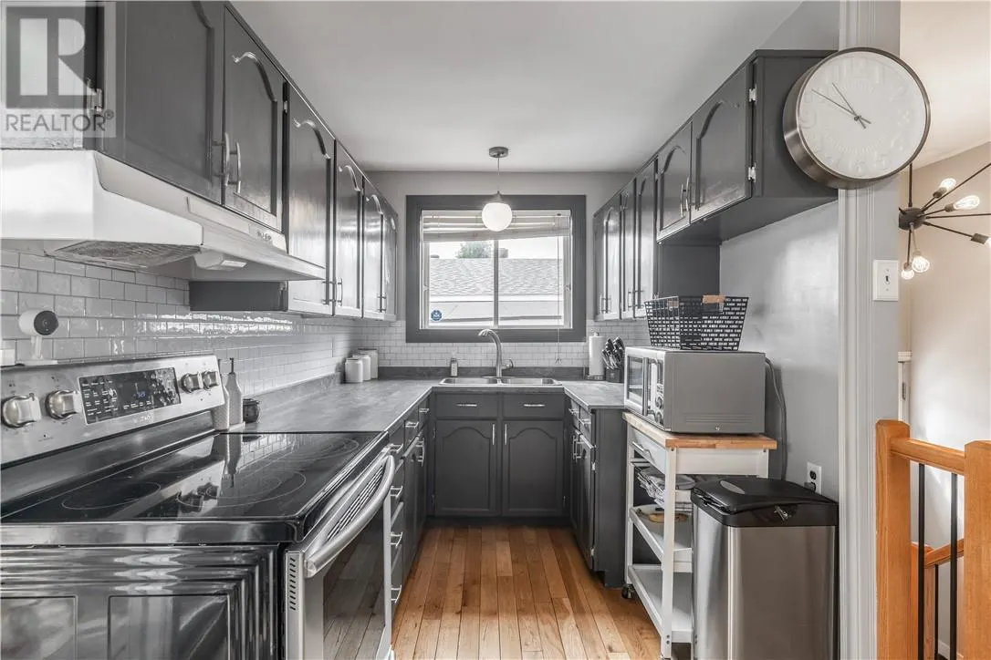 1135 Lonsdale