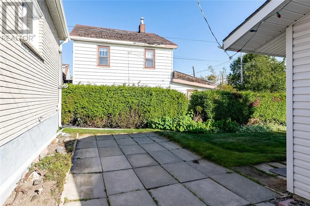 15 Caruso Street N