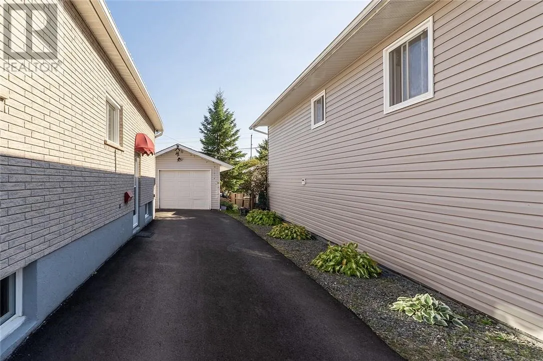 15 Caruso Street N