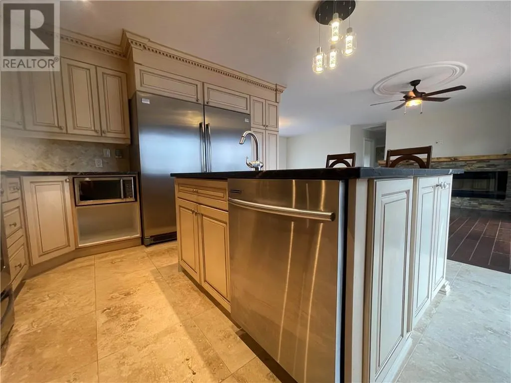 331 Laurier Street W