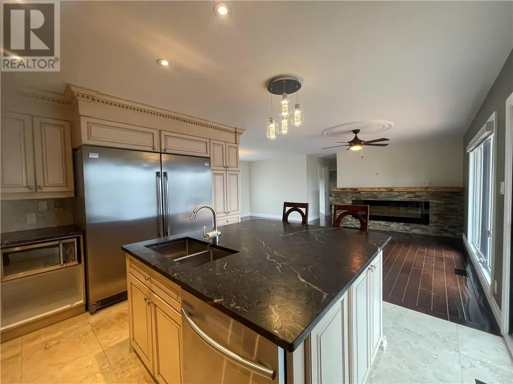 331 Laurier Street W