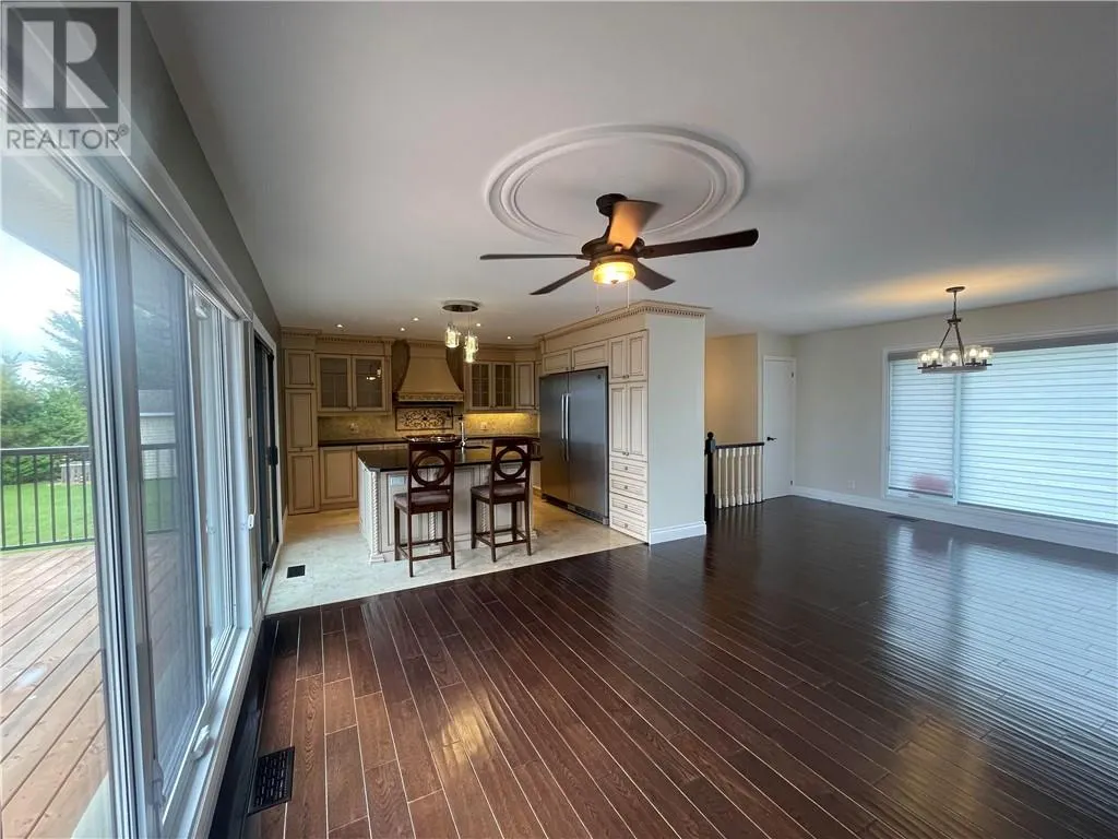 331 Laurier Street W