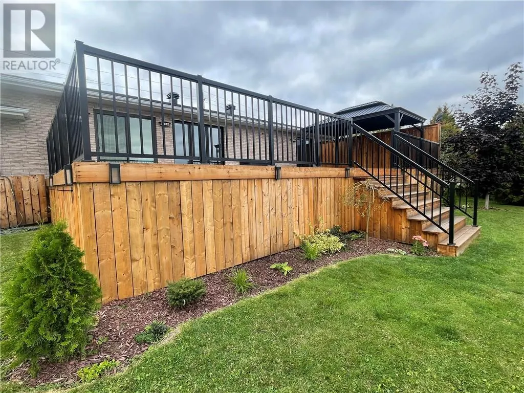 331 Laurier Street W