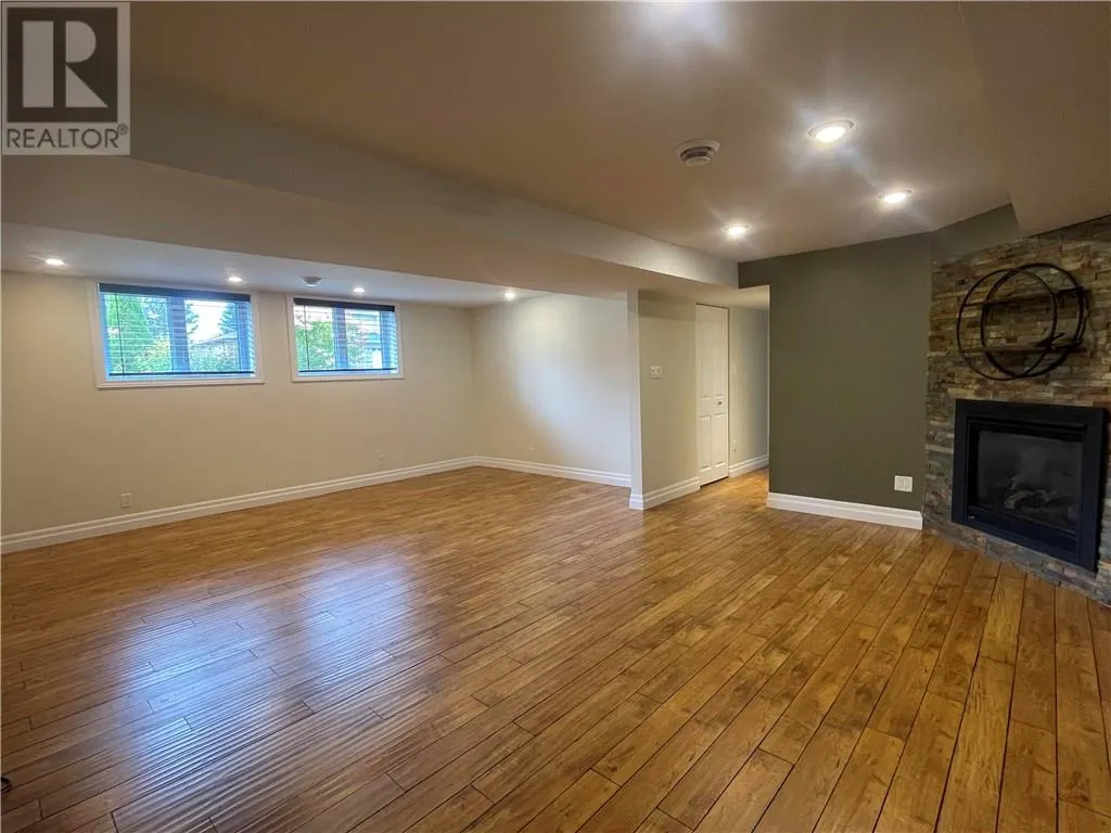 331 Laurier Street W