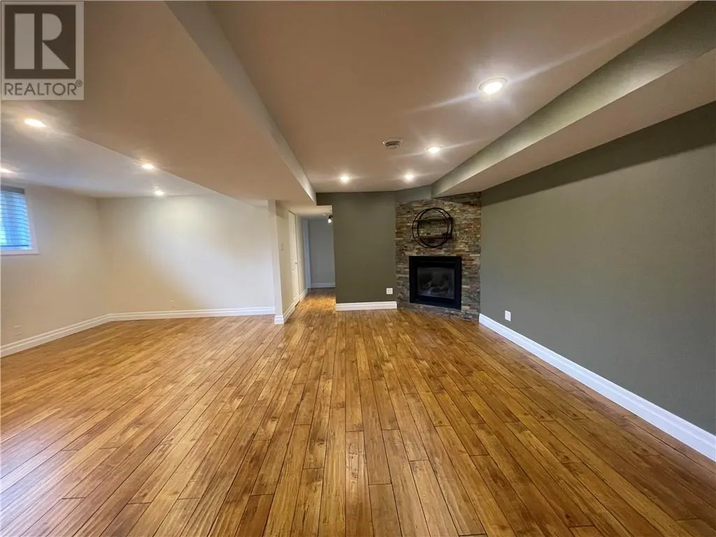331 Laurier Street W