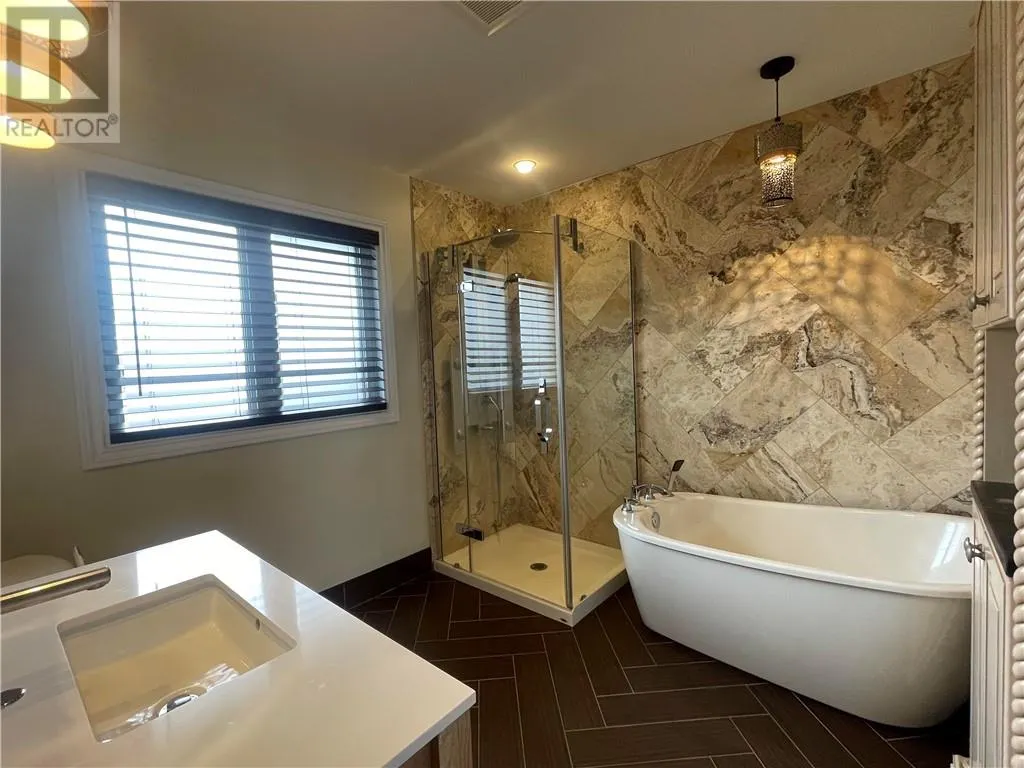 331 Laurier Street W