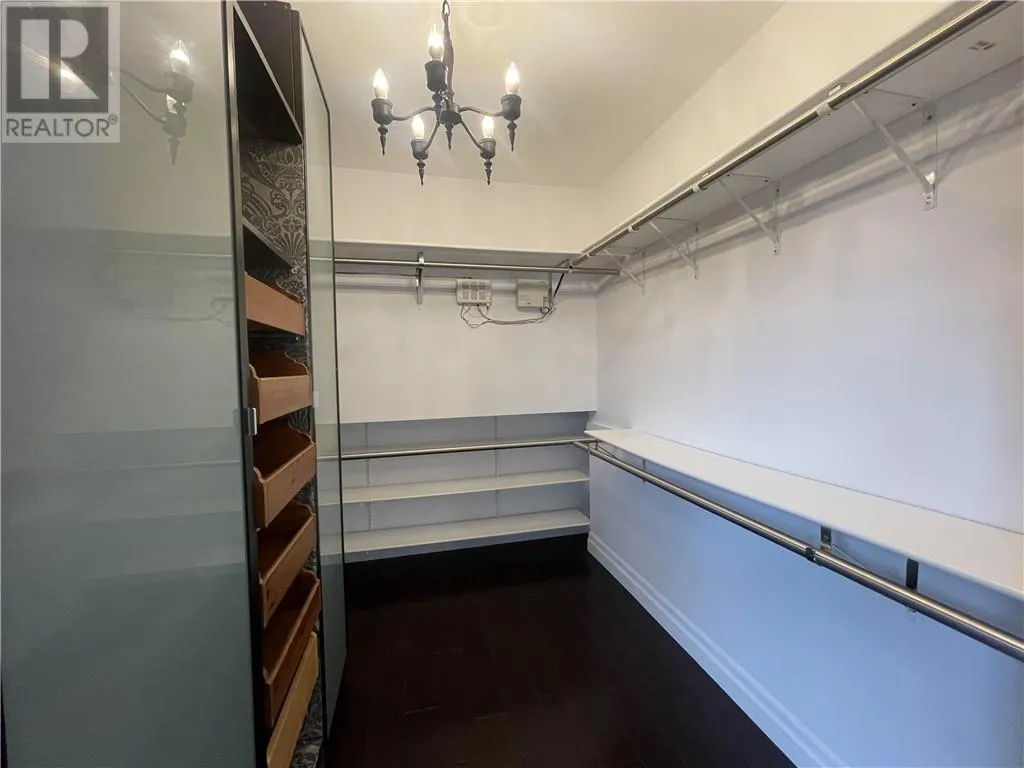 331 Laurier Street W