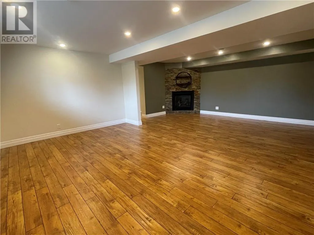 331 Laurier Street W