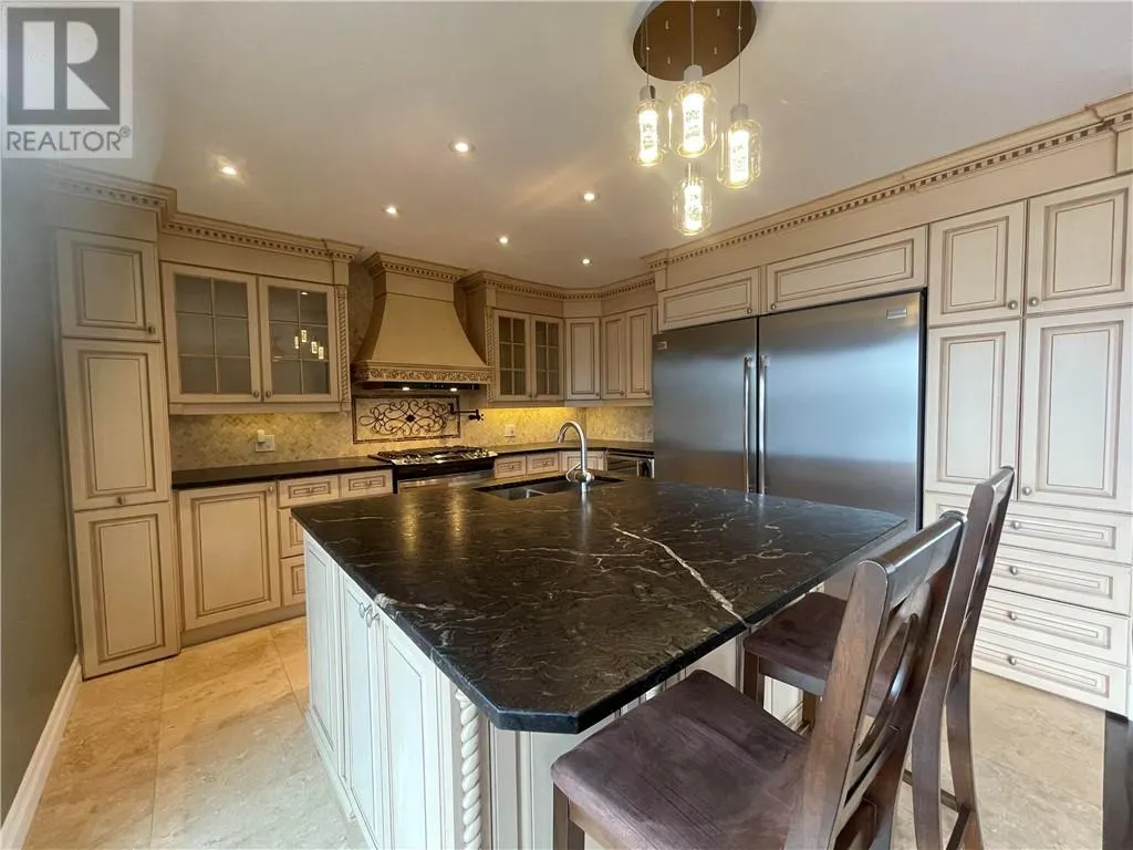 331 Laurier Street W