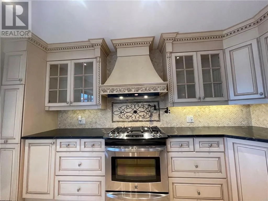 331 Laurier Street W