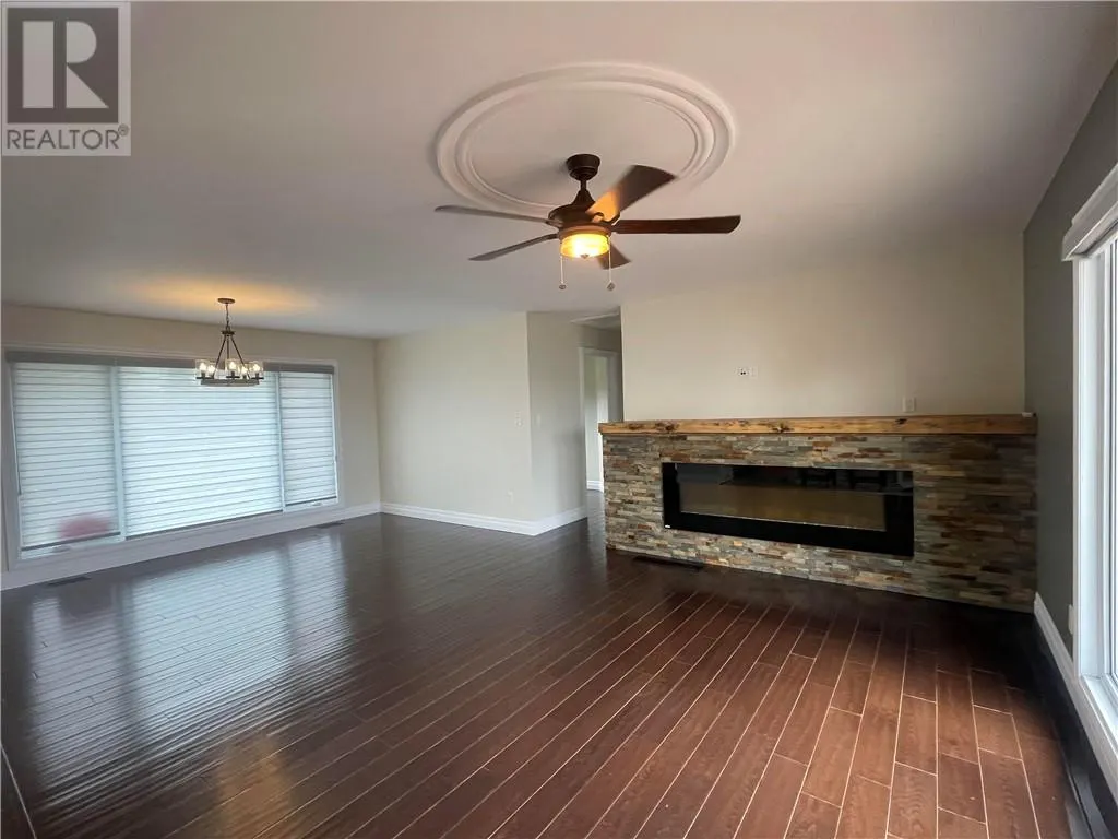 331 Laurier Street W