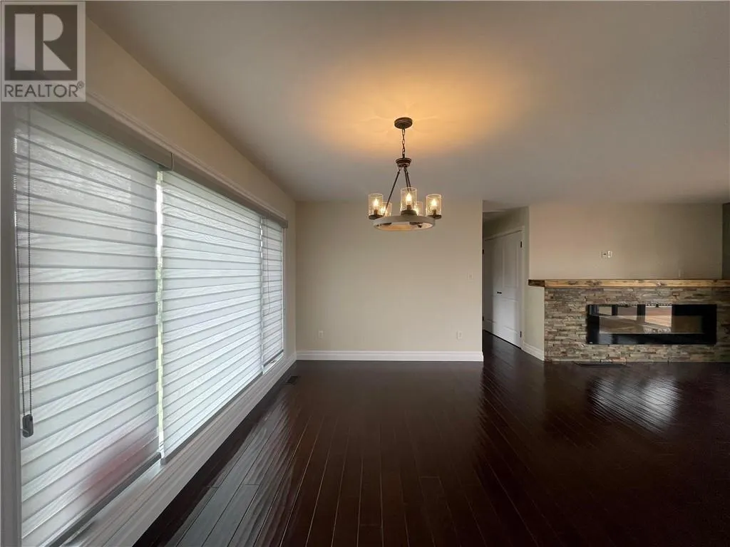 331 Laurier Street W