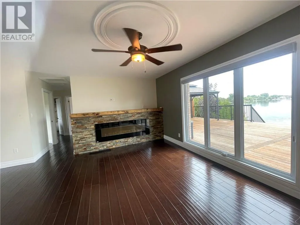 331 Laurier Street W