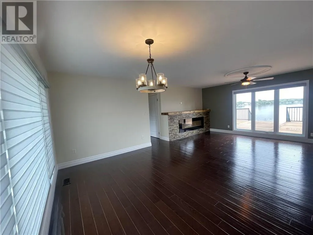 331 Laurier Street W