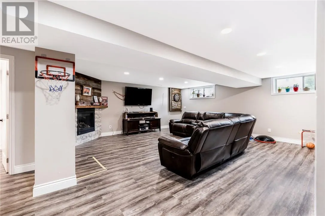 587 Beatrice Crescent