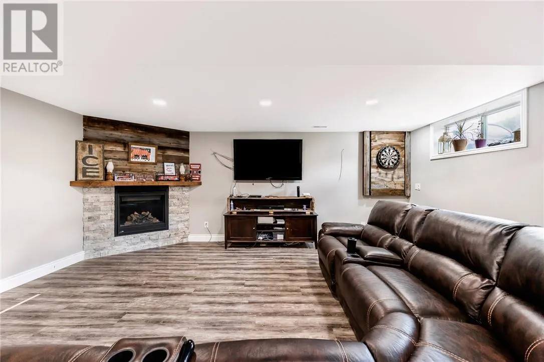 587 Beatrice Crescent