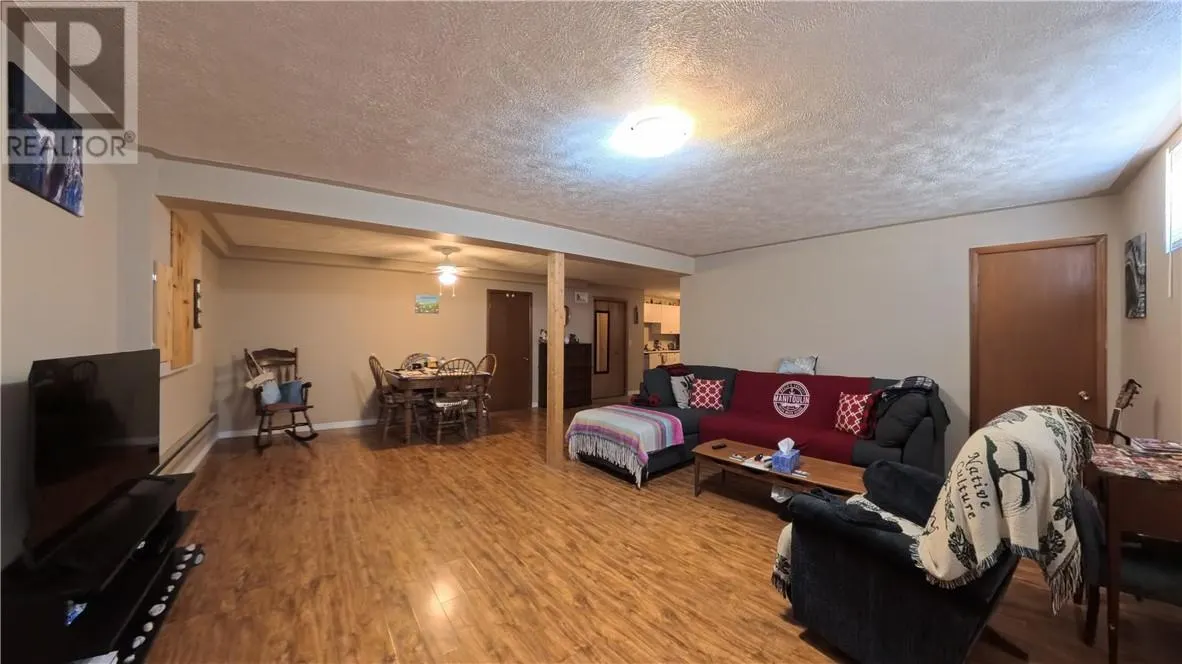 69 Robinson Street W