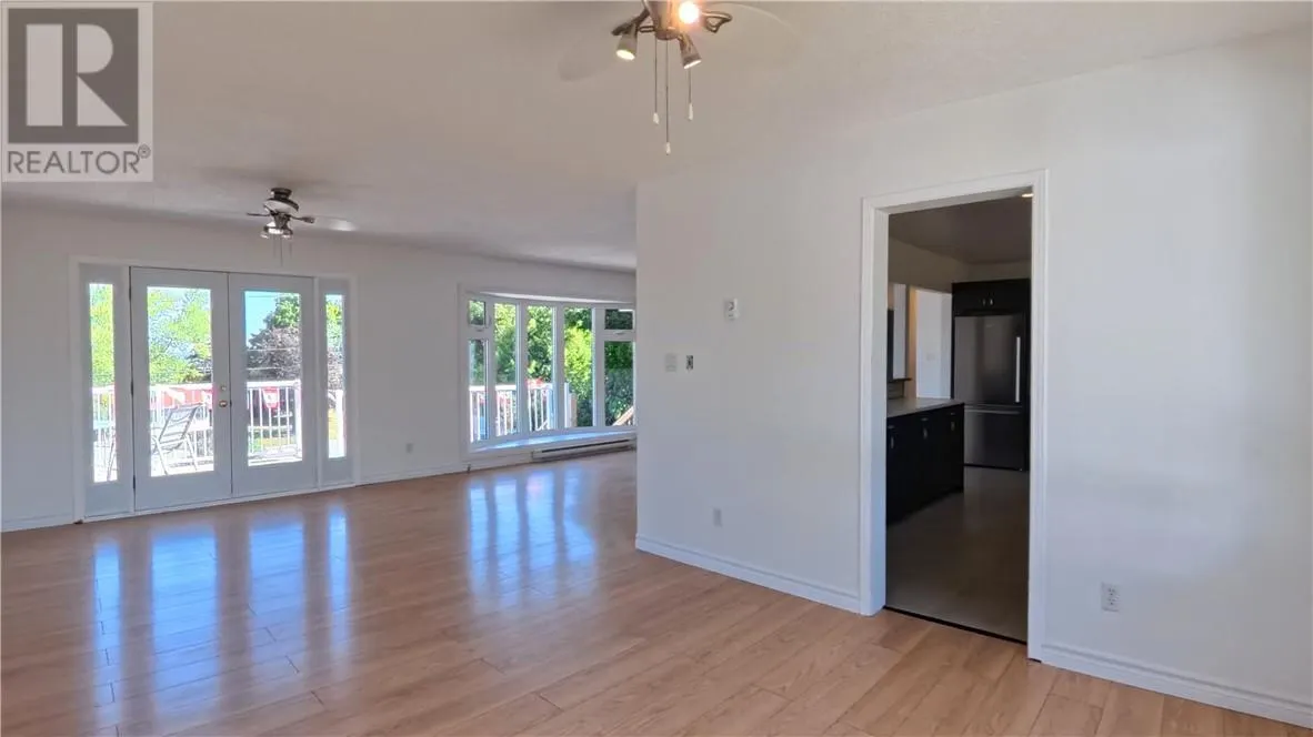 69 Robinson Street W