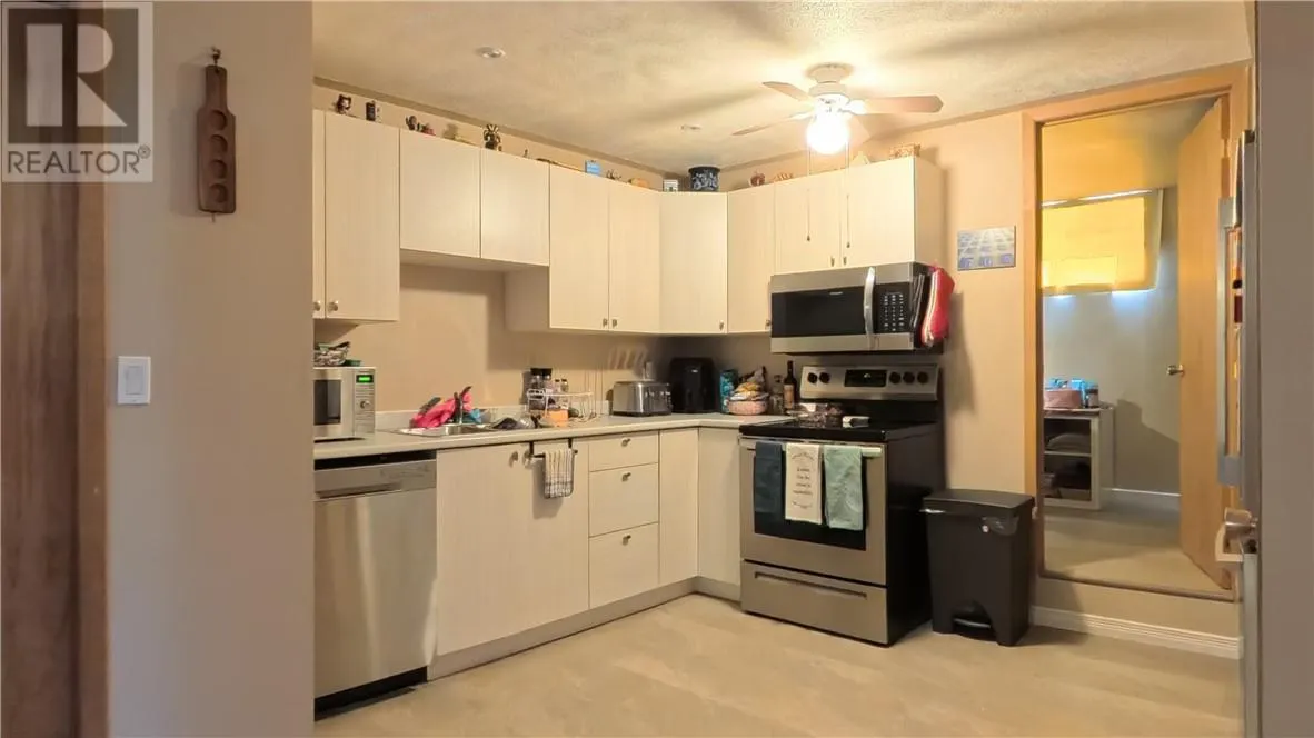 69 Robinson Street W