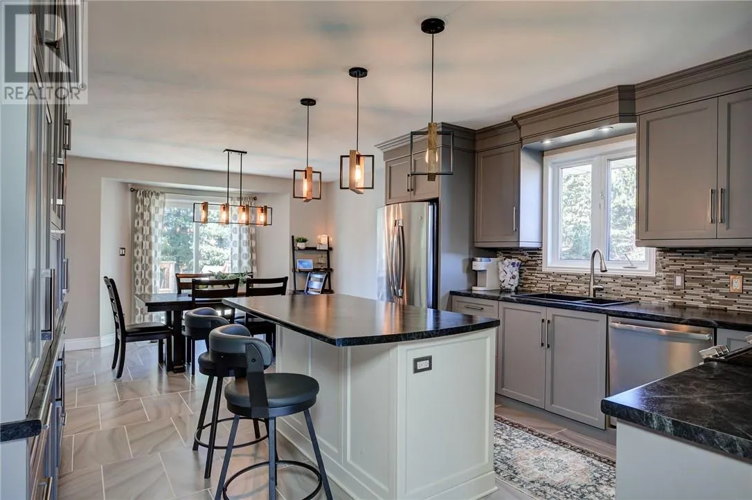 4461 Elizabeth Crescent
