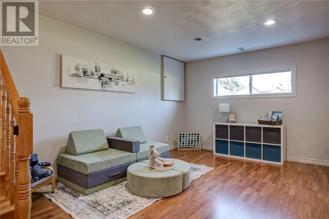 4461 Elizabeth Crescent