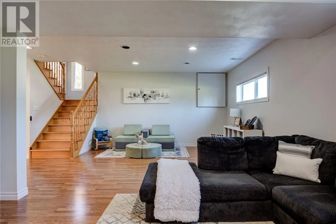 4461 Elizabeth Crescent