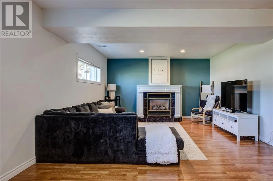 4461 Elizabeth Crescent