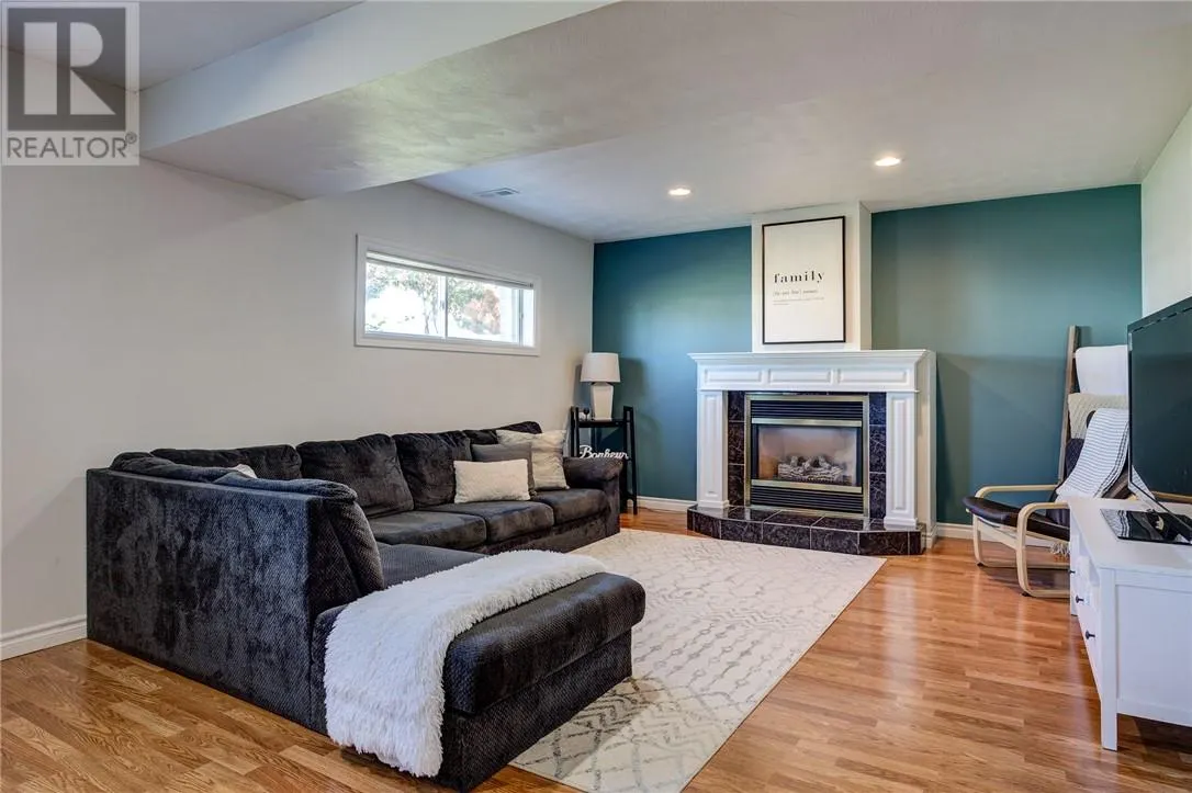 4461 Elizabeth Crescent