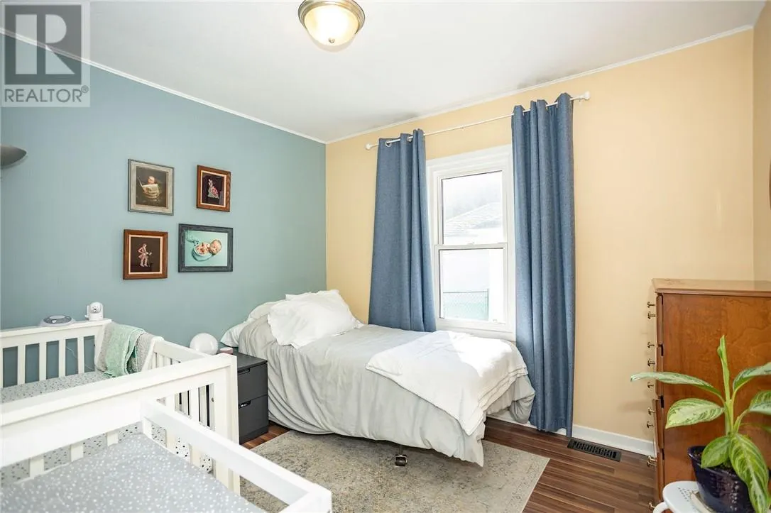 76 Simcoe Street