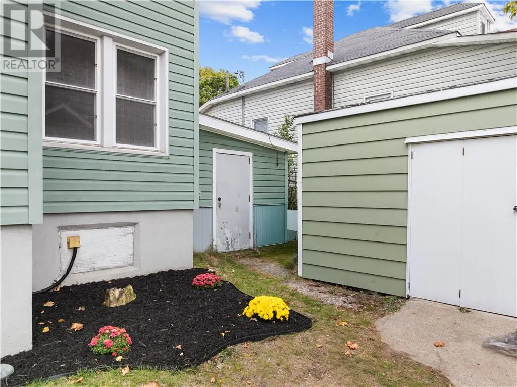 202 Eyre