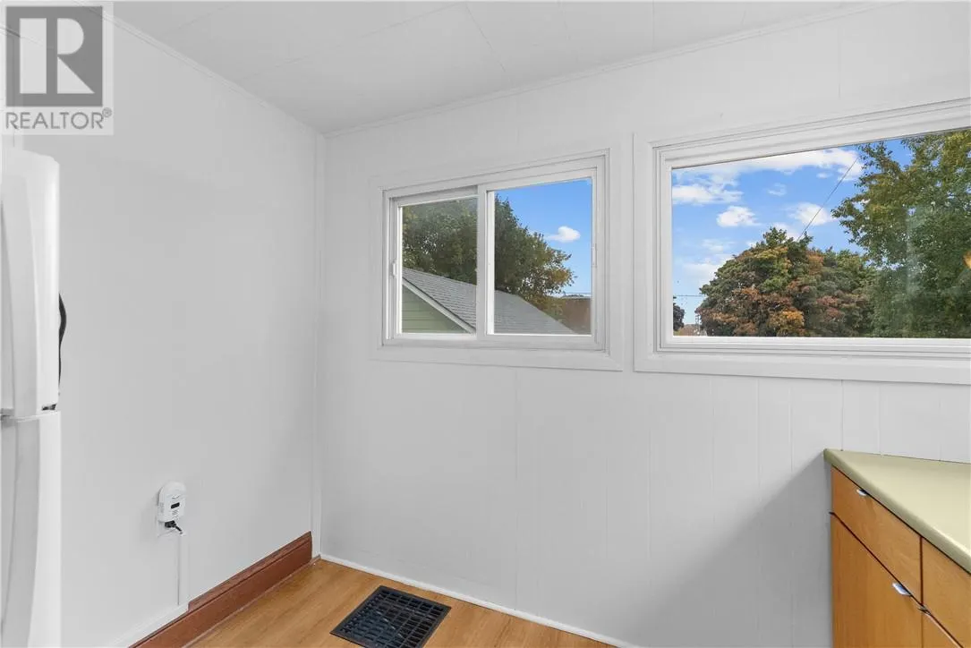 202 Eyre