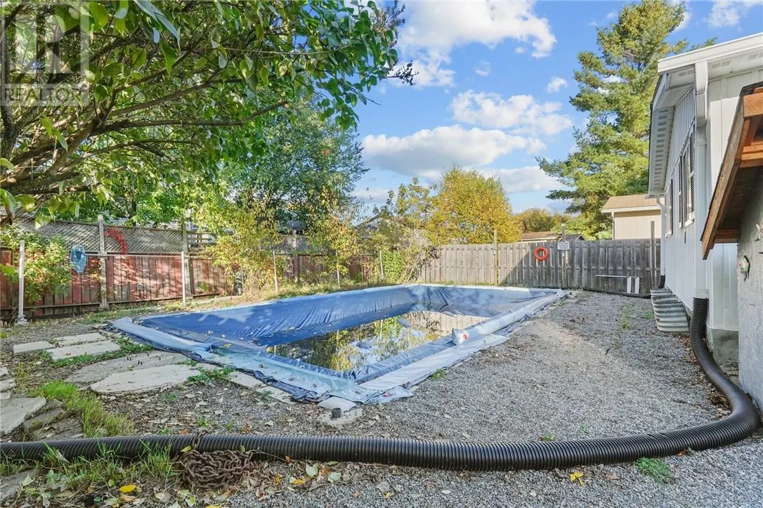 73 Garland Crescent